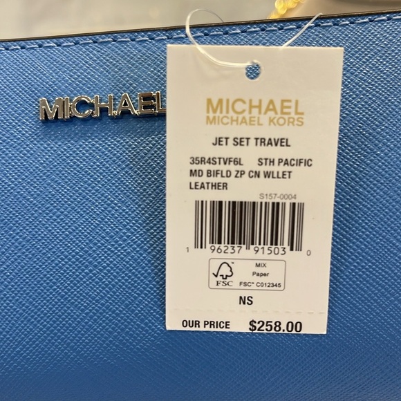 Michael Kors Medium Saffiano Leather Wallet
South Pacific
NWT - Picture 7 of 16